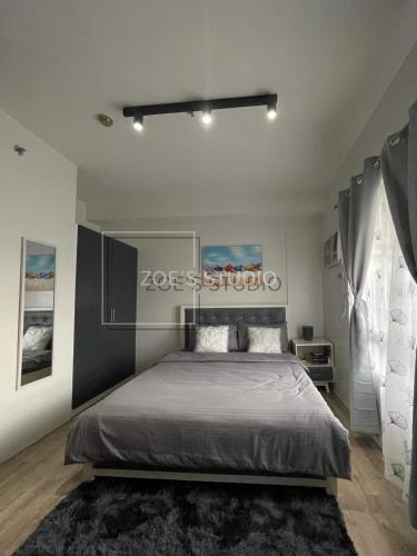 a bedroom with a large bed in a room at Zoe Studio Mesavirre in Bacolod