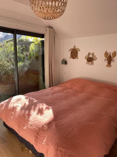 une chambre avec un lit et une grande fenêtre dans l'établissement Maison contemporaine 6 couchages, 50m de la plage, à La Trinité-sur-Mer