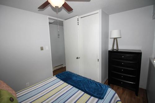 Postel nebo postele na pokoji v ubytování Cobalt Condo condo