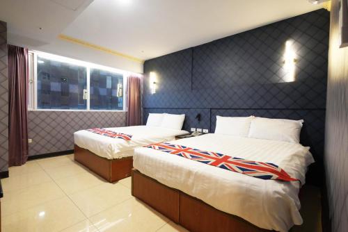 a hotel room with two beds and a window at I Hi Loveriver Hotel in Kaohsiung