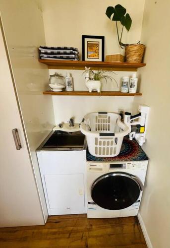 Una cocina o zona de cocina en Cruse Cottage Central Motueka