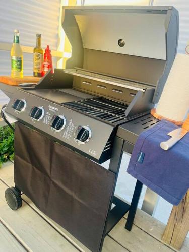 una parrilla con un ordenador portátil encima en Cruse Cottage Central Motueka, en Motueka