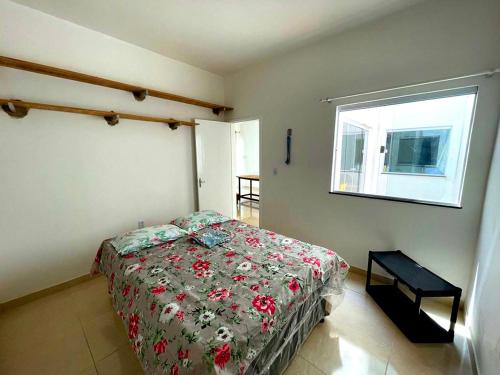 a bedroom with a bed and a window at Casa da Orla - Piscina, Churrasqueira, 4 minutos da Orla Pôr do Sol in Aracaju