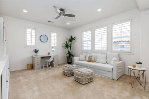 Χώρος καθιστικού στο GOODE HOMES Luxury Modern Home with Pool and Spa