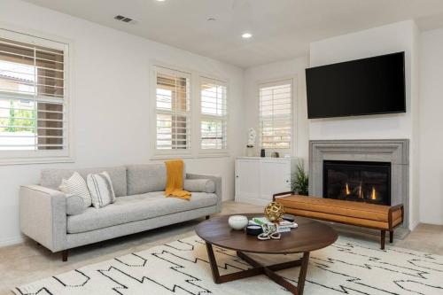 Μια τηλεόραση ή/και κέντρο ψυχαγωγίας στο GOODE HOMES Luxury Modern Home with Pool and Spa