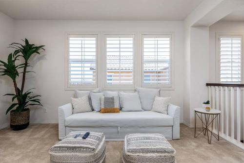 Χώρος καθιστικού στο GOODE HOMES Luxury Modern Home with Pool and Spa