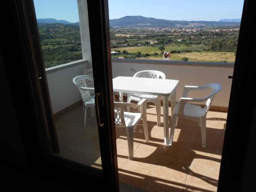 ブドーニにあるAppartamento Limpidduの景色を望むバルコニー(テーブル、椅子付)