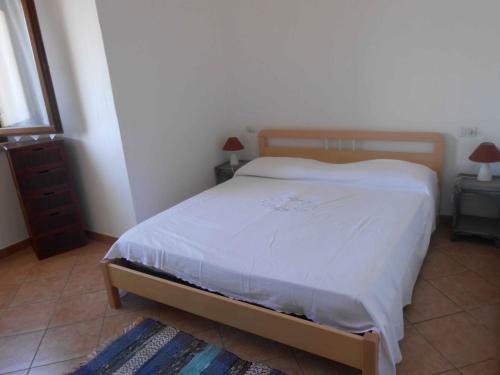 ブドーニにあるAppartamento Limpidduのベッドルーム1室(ベッド1台、ナイトスタンド2台、窓付)