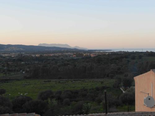 ブドーニにあるAppartamento Limpidduの市街と海の丘の中腹からの眺め