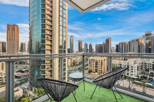 Rõdu või terrass majutusasutuses Walk to Burj Khalifa from this 2BR with Skyline Balcony View
