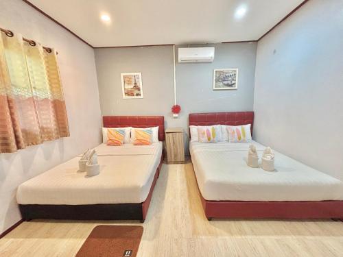 Postel nebo postele na pokoji v ubytování บ้านหมอบิวรีสอร์ทเชียงคาน BaanmhorbiwResortChiangKhan