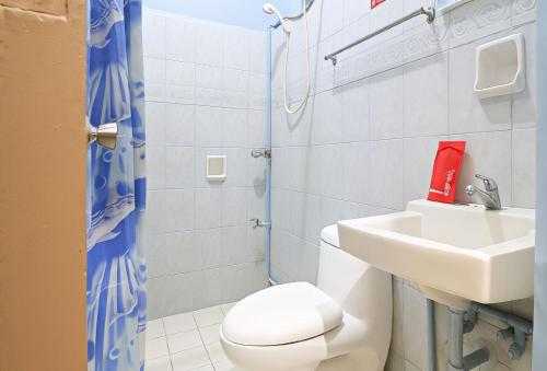 Koupelna v ubytování RedDoorz @ Bankal Lapulapu