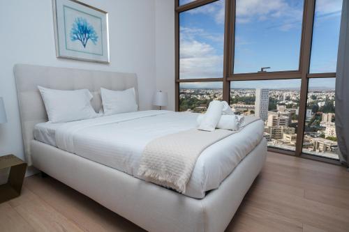 Ένα ή περισσότερα κρεβάτια σε δωμάτιο στο 360 Nicosia Heights, Gym & Pool