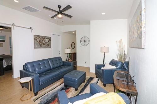un salon avec un canapé bleu et des chaises dans l'établissement Tranquil Modern Haven home, à Grand Junction