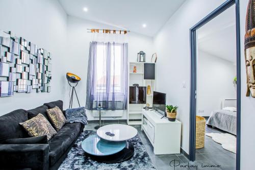 un salon avec un canapé et une table dans l'établissement Agréable et moderne 2 pièces ~ confort et design, à Clermont-Ferrand