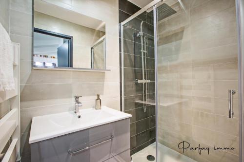 une salle de bain avec un lavabo et une douche dans l'établissement Agréable et moderne 2 pièces ~ confort et design, à Clermont-Ferrand