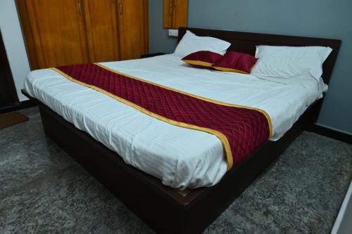 Una cama o camas en una habitación de Prakash Residence - White Town