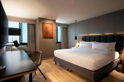 Giường trong phòng chung tại Hilton Mexico City Airport