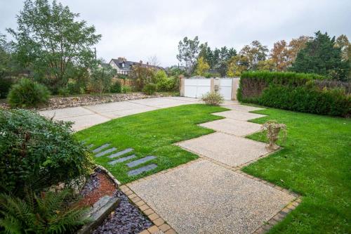 Κήπος έξω από το Les Paillotes de la Haute Mazère