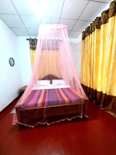 Ένα ή περισσότερα κρεβάτια σε δωμάτιο στο Samuu Homestay Mirissa