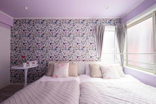 a small bedroom with a bed and a window at スカイフィール大久保 in Tokyo