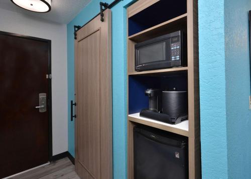 a room with a microwave and a coffee maker at Brookstone Lodge near Biltmore Village, an Ascend Collection Hotel in Asheville