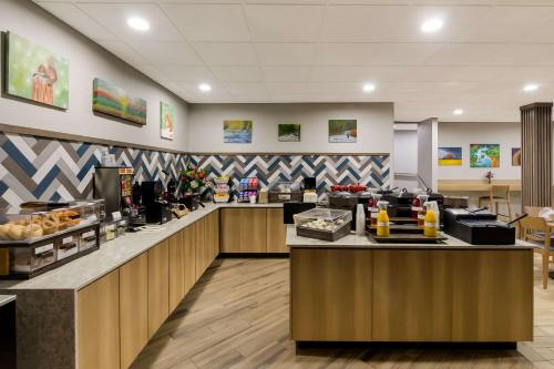 a lobby of a fast food restaurant at Graystone Lodge, an Ascend Collection Hotel in Boone