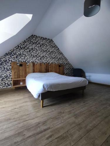 une chambre avec un lit dans une pièce dans l'établissement Maison de campagne, à Villerbon
