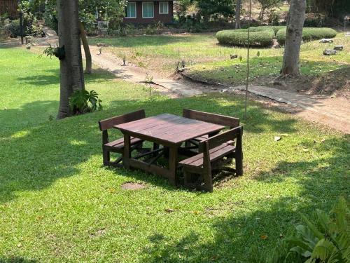 Taman di luar Green Bird Villa