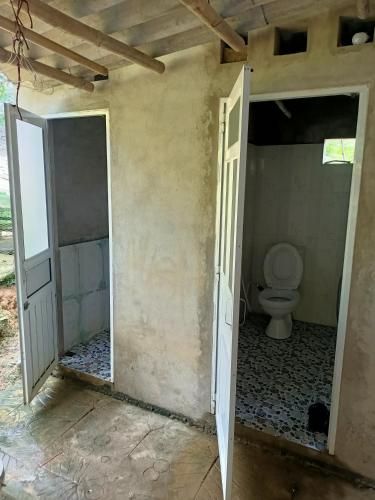 Làng CàoにあるPuluonghomestay2のバスルーム(トイレ付)への開放ドア