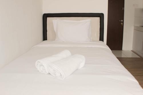 Ένα ή περισσότερα κρεβάτια σε δωμάτιο στο Comfy and Tidy Studio at Riverview Jababeka Apartment By Travelio