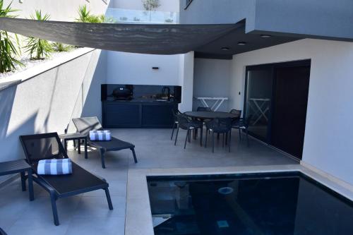 Spectacular villa X with heated pool overlooking Split and sea