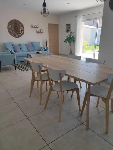 un salon avec une table et des chaises en bois dans l'établissement Villa Josiol, à Mirabel-aux-Baronnies