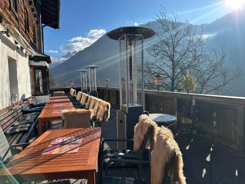 a row of tables and chairs on a balcony at Veitenhof im Kaisertal, nur nach 30 minütigem Spaziergang erreichbar, only after 30 minutes walk reachable in Ebbs