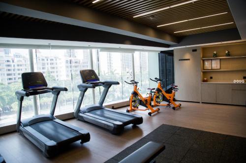 Fitness centrum a/nebo fitness zařízení v ubytování 柏高雅酒店江门新会时代城店 pacoHotel