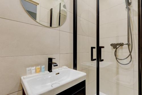 une salle de bain avec un lavabo et une douche dans l'établissement Bluestay 806 - Superb studio, à Paris