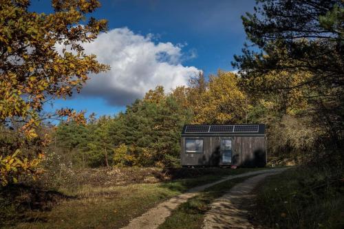 domek na polnej drodze w lesie w obiekcie L'Envolée Ecolodge, tiny house au coeur des vignes w mieście Loches-sur-Ource