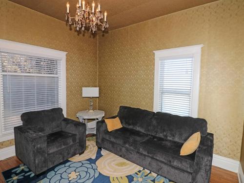 Χώρος καθιστικού στο Vintage Parlor home