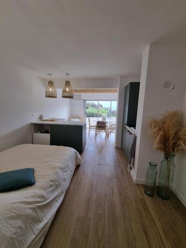 une chambre avec un lit et une cuisine avec une table dans l'établissement RDC au bord des falaises, au Cap d'Agde