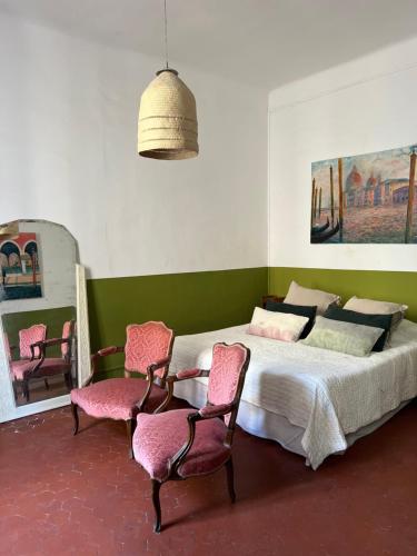 Postel nebo postele na pokoji v ubytování L'appartement du Café de l'horloge