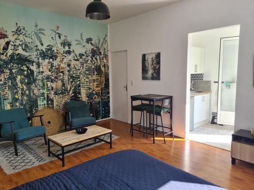 un salon orné d'une grande fresque murale. dans l'établissement Studio avec terrasse et place de parking, à Toulouse