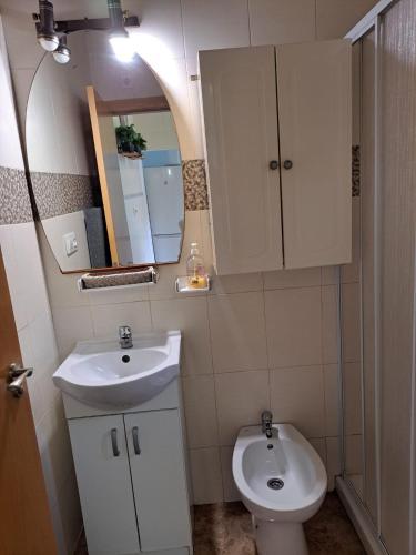 a bathroom with a sink and a toilet and a mirror at Apartamento con jacuzzi in Cartagena