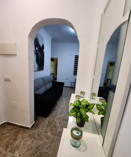 un salon avec un canapé et une table dans l'établissement Apartamento Cartagena, à Carthagène