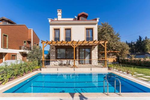 Piscine de l'établissement Luxurious Villa with Pool and Great Garden ou située à proximité
