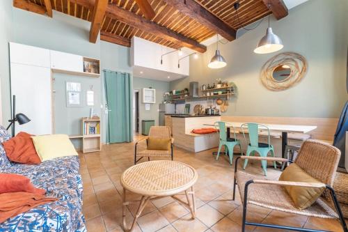 un salon avec un canapé, une table et des chaises dans l'établissement Superbe Apt cosy entre Gare et Vieux-Port, à Marseille