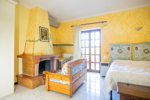 1 dormitorio con chimenea, 1 cama y 1 cama sidx sidx sidx sidx en Agriturismo L.B.STUD, en Bracciano
