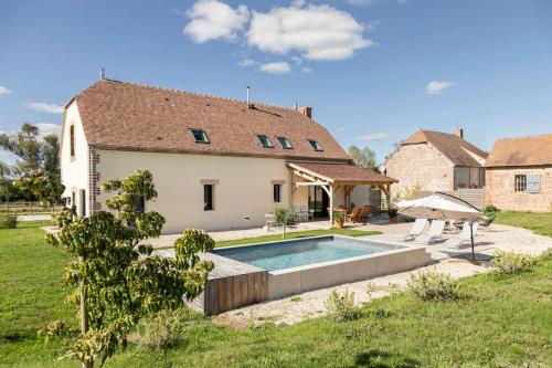 une villa avec piscine devant une maison dans l'établissement Country house, heated pool, nordic bath and great views, à Couzon