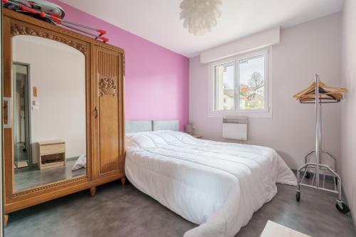 une chambre avec un grand lit et un grand miroir dans l'établissement Ville et Rives - Appt 4p avec vue montagne, à Gérardmer