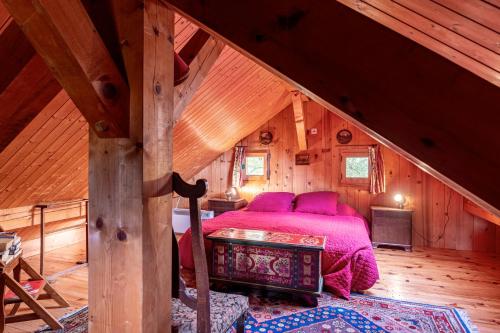 una camera da letto con letto in mansarda di Le Chavot - Chalet 140 m² pour 8 personnes a Cohennoz