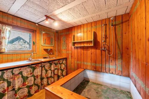 un bagno con vasca e lavandino di Le Chavot - Chalet 140 m² pour 8 personnes a Cohennoz